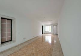 Excellent Opportunity in Porto Salvo, 5 Bedroom House