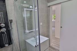 Refurbished 2 bedroom apartment, located in Rio de Mouro, Alto do Forte, close to all services.