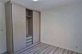 Refurbished 2 bedroom apartment, located in Rio de Mouro, Alto do Forte, close to all services.