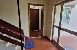 Refurbished 2 bedroom apartment, located in Rio de Mouro, Alto do Forte, close to all services.