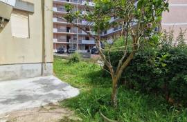 Refurbished 2 bedroom apartment, located in Rio de Mouro, Alto do Forte, close to all services.