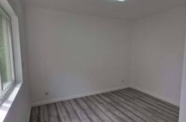 Refurbished 2 bedroom apartment, located in Rio de Mouro, Alto do Forte, close to all services.