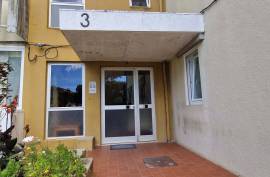 Refurbished 2 bedroom apartment, located in Rio de Mouro, Alto do Forte, close to all services.