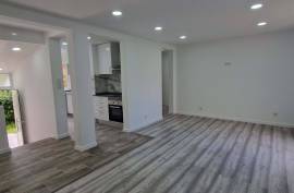 Refurbished 2 bedroom apartment, located in Rio de Mouro, Alto do Forte, close to all services.