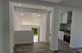 Refurbished 2 bedroom apartment, located in Rio de Mouro, Alto do Forte, close to all services.