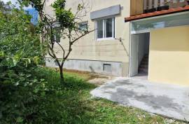 Refurbished 2 bedroom apartment, located in Rio de Mouro, Alto do Forte, close to all services.