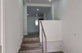 Refurbished 2 bedroom apartment, located in Rio de Mouro, Alto do Forte, close to all services.