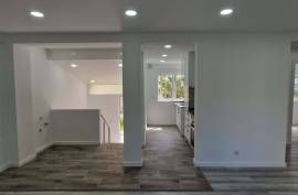 Refurbished 2 bedroom apartment, located in Rio de Mouro, Alto do Forte, close to all services.