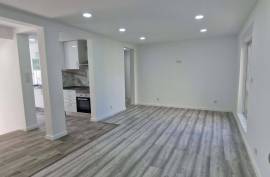 Refurbished 2 bedroom apartment, located in Rio de Mouro, Alto do Forte, close to all services.