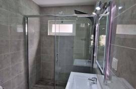 Refurbished 2 bedroom apartment, located in Rio de Mouro, Alto do Forte, close to all services.