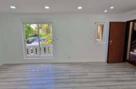 Refurbished 2 bedroom apartment, located in Rio de Mouro, Alto do Forte, close to all services.