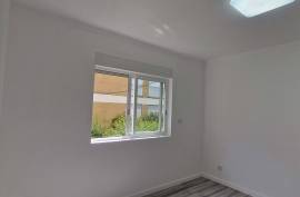 Refurbished 2 bedroom apartment, located in Rio de Mouro, Alto do Forte, close to all services.