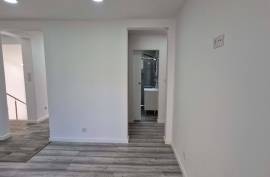 Refurbished 2 bedroom apartment, located in Rio de Mouro, Alto do Forte, close to all services.