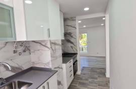 Refurbished 2 bedroom apartment, located in Rio de Mouro, Alto do Forte, close to all services.