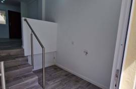 Refurbished 2 bedroom apartment, located in Rio de Mouro, Alto do Forte, close to all services.
