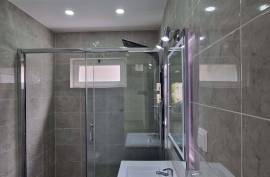Refurbished 2 bedroom apartment, located in Rio de Mouro, Alto do Forte, close to all services.
