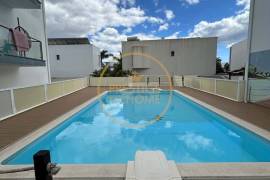 Annual rental of a 3-bedroom apartment semi-furnished with 2 garages, cellar, and pool. Availability September 2024