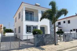 Detached, Three-bedroom house with pool in Pyla area