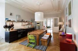 Elegant and fashionable Altbau Apartment with Designer Furniture - prime location