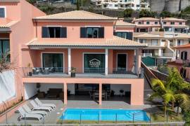 Experience Luxury Living in Funchal!