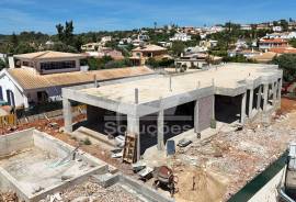 Single storey 3 bedroom villa with swimming pool and garage