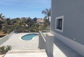 NEW villa with 4 bedrooms en suite, with swimming pool, garage, garden in the place of the bedrooms in Almancil (Loulé)