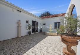 Lagoa - Stunning 4+1 bedroom villa with magnificent gardens and pool area