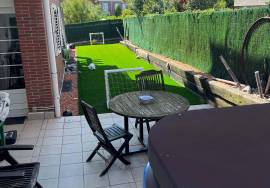 Beautiful ground floor apartment with 140 m2 of garden in urbanization with swimming pool.