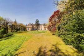Elegant 10 bedroom 19th Century chateau, which is approached through impressive entrance gates and a tree-lined avenue, is ideally situated just 2km from an historic Gallo Roman village with a popular...