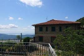 T7979 - Hotel/restaurant 7 km from Cortona with parking and 15,000 sqm land