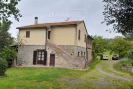 AZ300- Farm and agritourism company with farmhouse, annexe and 30 hectares of land
