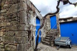 House in ruins to rebuild in the heart of the village of Boticas