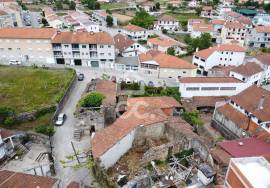 House in ruins to rebuild in the heart of the village of Boticas
