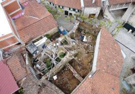 House in ruins to rebuild in the heart of the village of Boticas