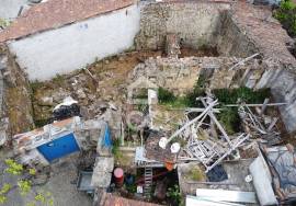 House in ruins to rebuild in the heart of the village of Boticas