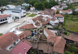 House in ruins to rebuild in the heart of the village of Boticas