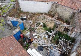 House in ruins to rebuild in the heart of the village of Boticas