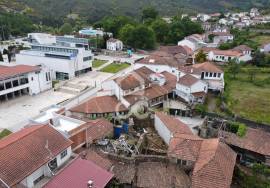 House in ruins to rebuild in the heart of the village of Boticas