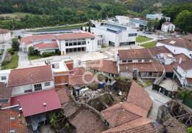 House in ruins to rebuild in the heart of the village of Boticas
