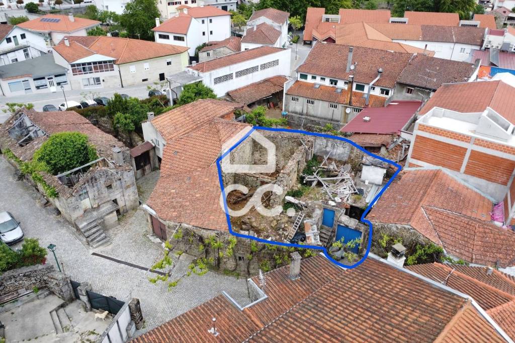 House in ruins to rebuild in the heart of the village of Boticas