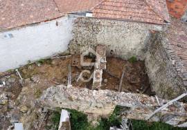 House in ruins to rebuild in the heart of the village of Boticas