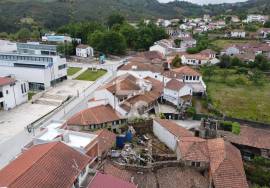 House in ruins to rebuild in the heart of the village of Boticas