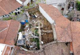 House in ruins to rebuild in the heart of the village of Boticas