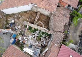 House in ruins to rebuild in the heart of the village of Boticas