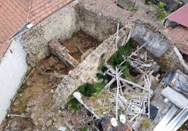 House in ruins to rebuild in the heart of the village of Boticas