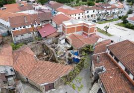 House in ruins to rebuild in the heart of the village of Boticas