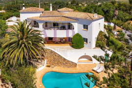 Spacious Villa with Pool and Open Views in Praia da Luz