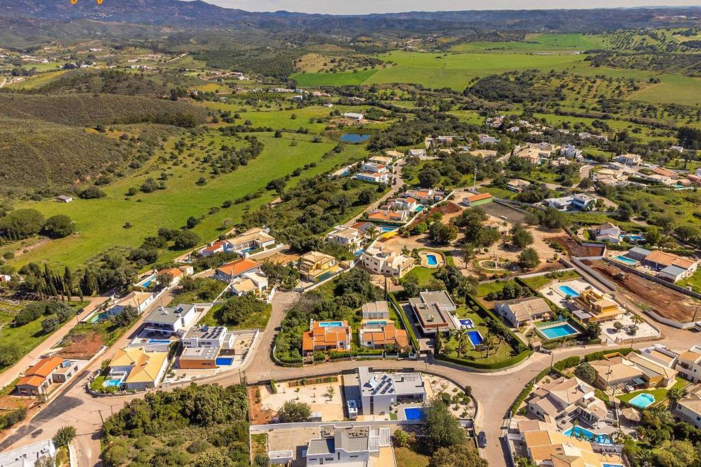 Urban plot of land for the construction of the house of your dreams! We offer the value of the deed of purchase and sale until the end of July 2025!