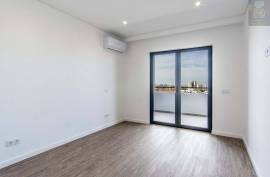 New T2 Duplex with river view from Terrace, Box and swimming pool 5 minutes from Praia da Rocha!