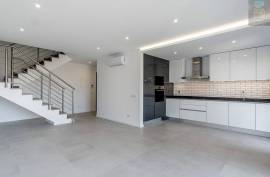 New T2 Duplex with river view from Terrace, Box and swimming pool 5 minutes from Praia da Rocha!